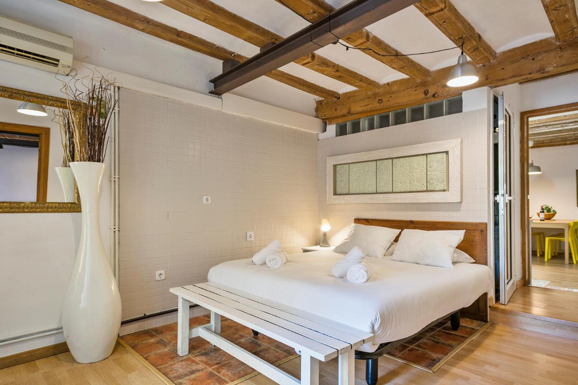 Apartamento Encanto En Las Ramblas: Espacio Perfecto Para 9 Barcelona