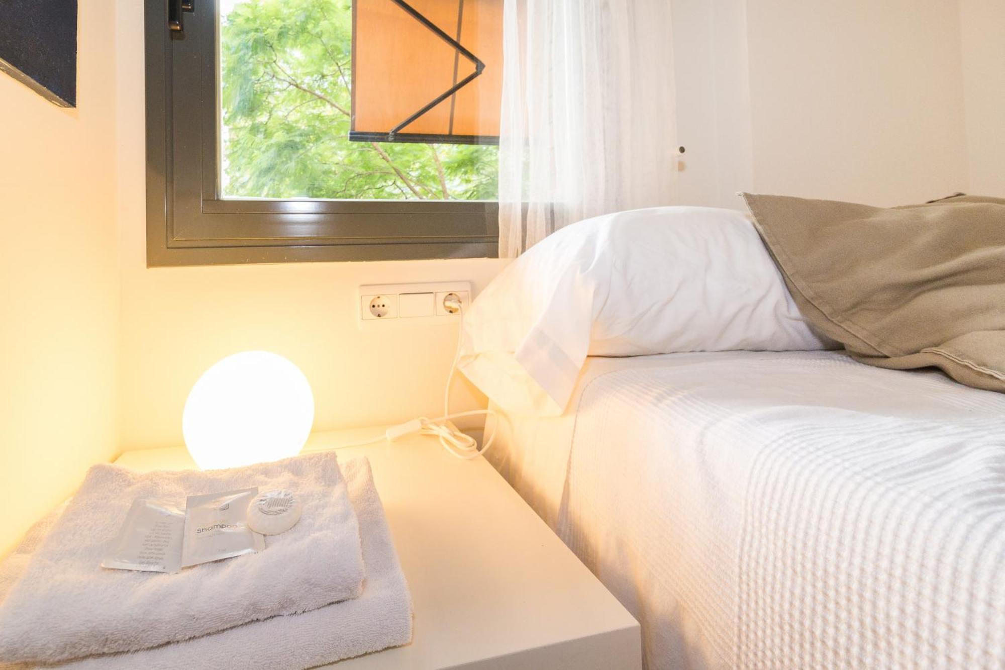 11jog1036 - Huge & Bright Train Station Apartment Barcelona