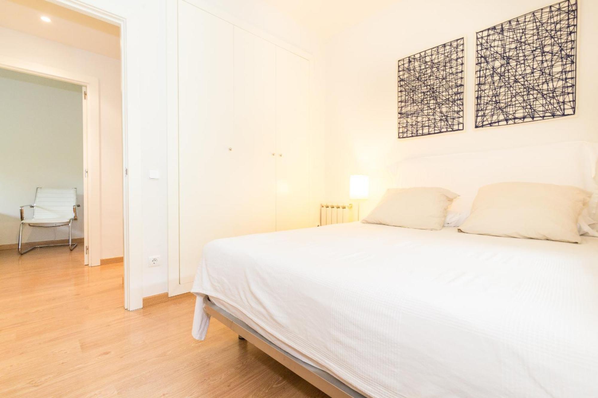 11jog1036 - Huge & Bright Train Station Apartment *