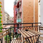 Cozy 3 Bedroom Flat With Balcony Close To Plaza Espana!