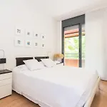 11Jog1036 - Huge & Bright Apartment Train Station