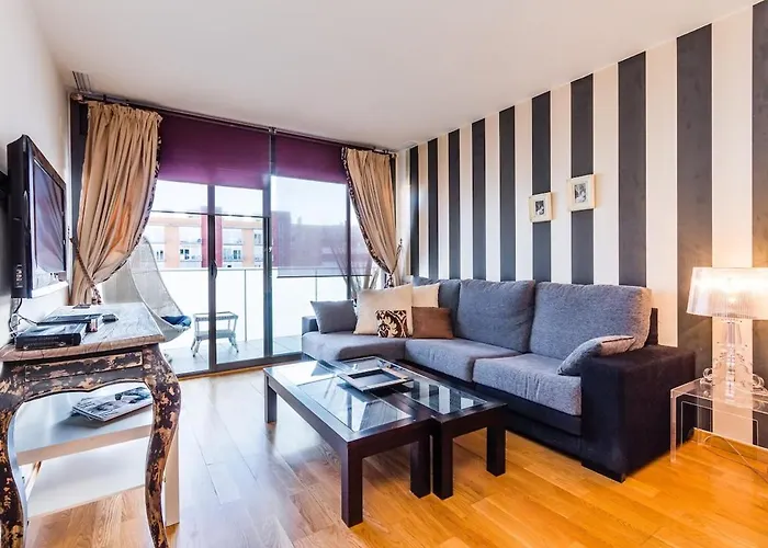 Quiet Modern 2 Bed Apartment With Balcony, Pool And Free Parking