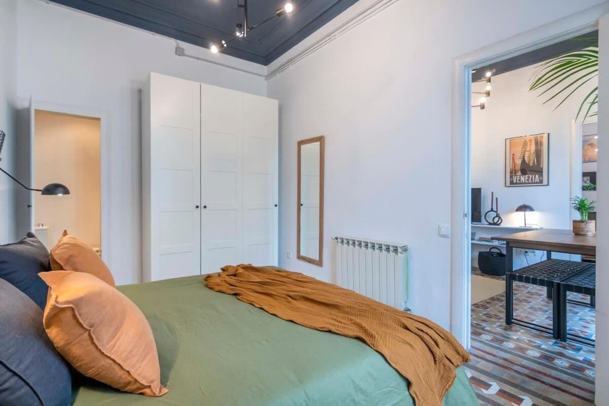Elegant 4 Bedrooms 3 Bathrooms Catalan Apartment Barcelona