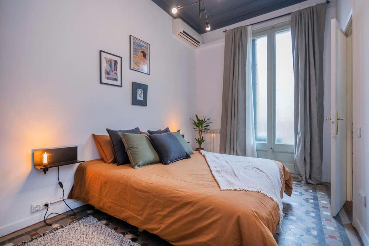 Elegant 4 Bedrooms 3 Bathrooms Catalan Apartment Barcelona