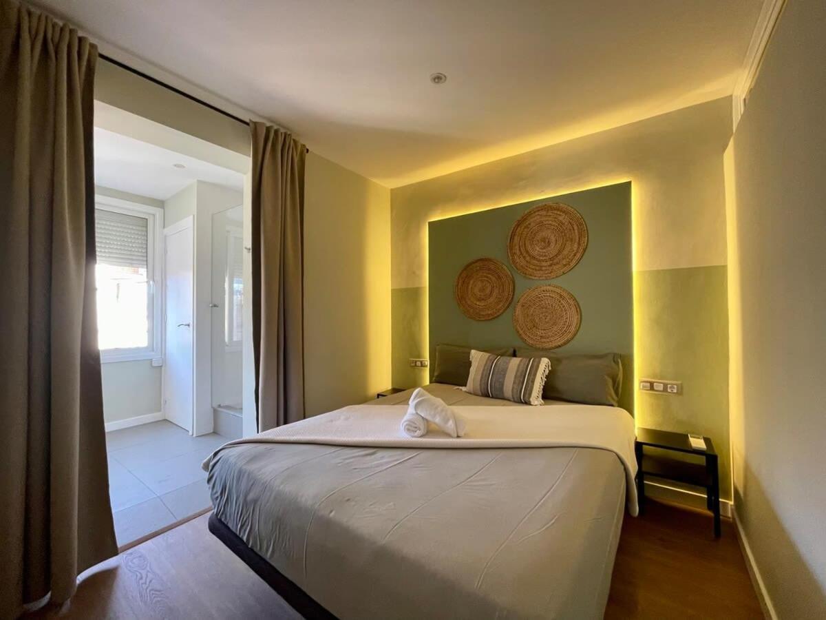 Apartment Plaza Catalunya Recently Renovated 5bd-4bth Barcelona