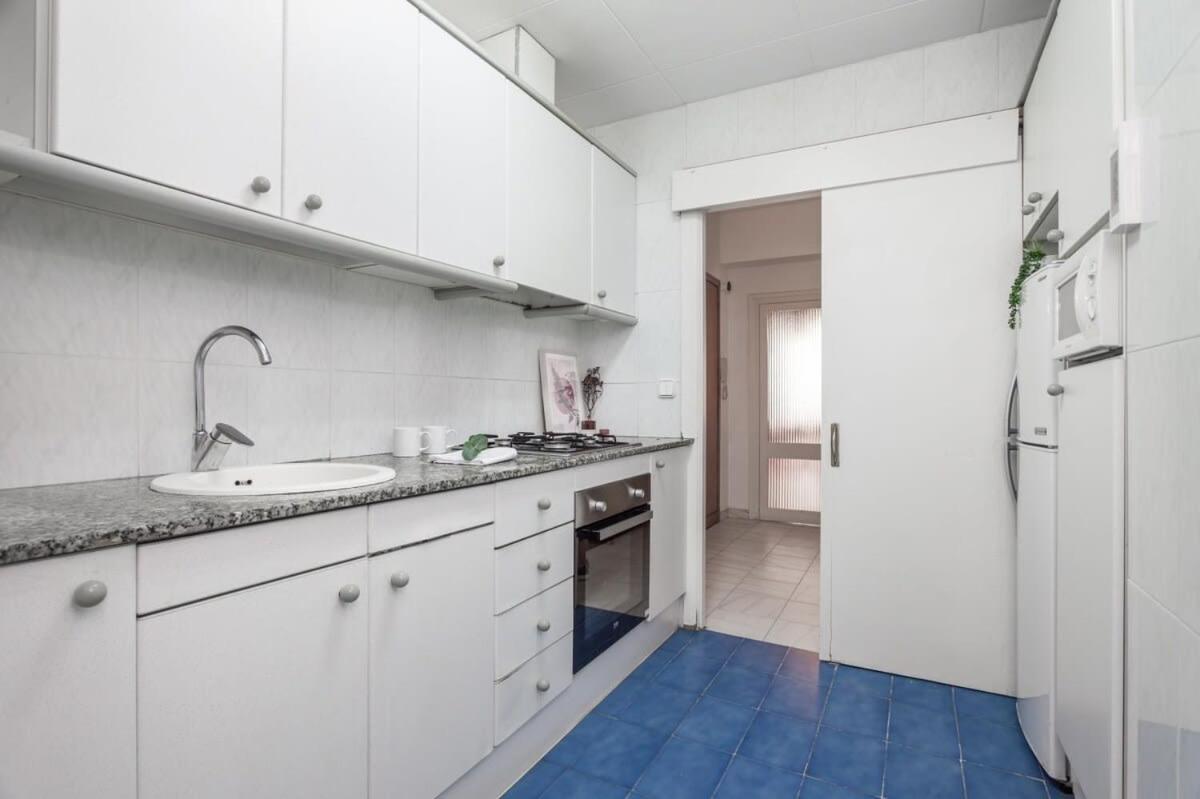 Sagrada Familia Cozy 3 Bedroom With Balcony Apartment Barcelona