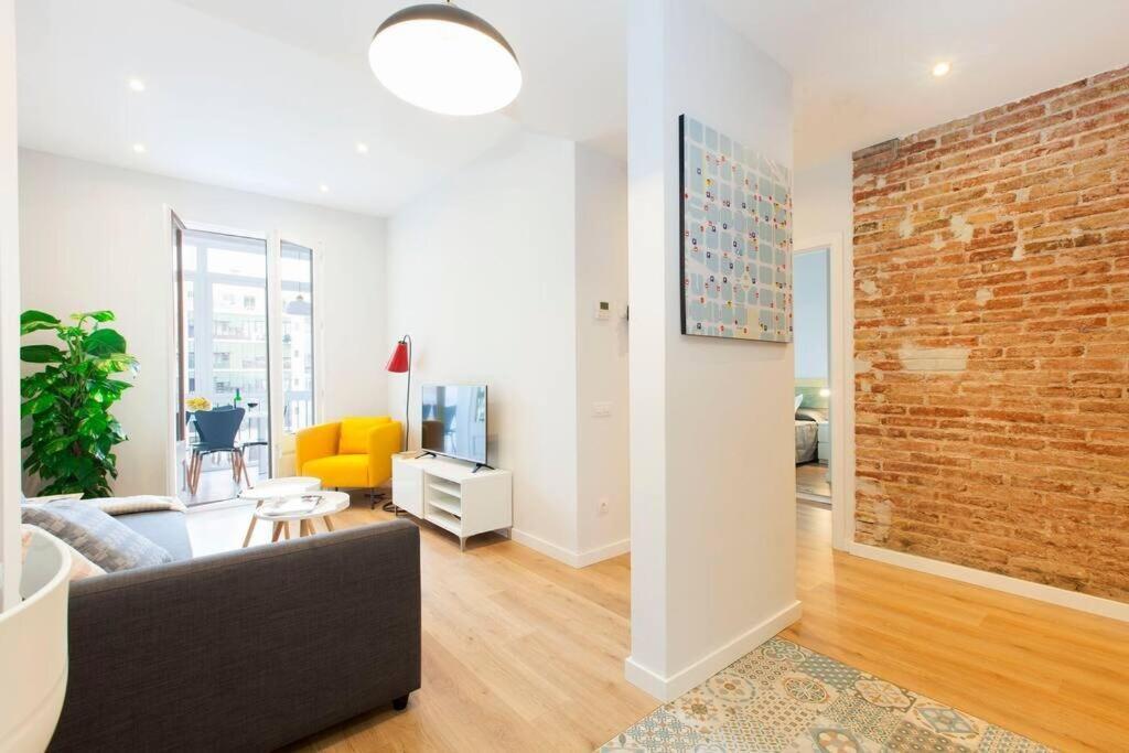 Perfectly Located 4bed 4bath In Eixample Apartamento