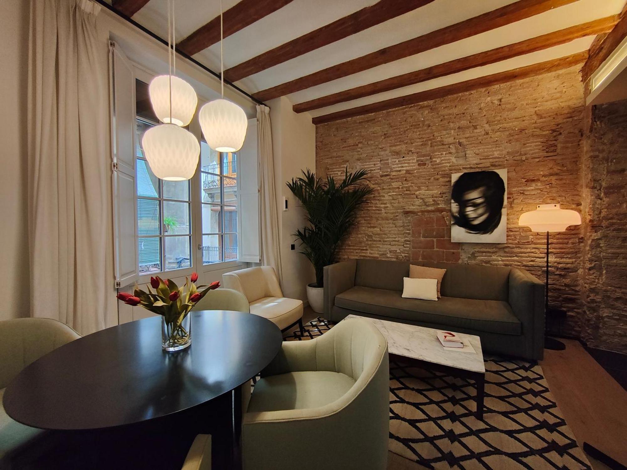 Luxury 2br&2washrooms City Center Apartment *