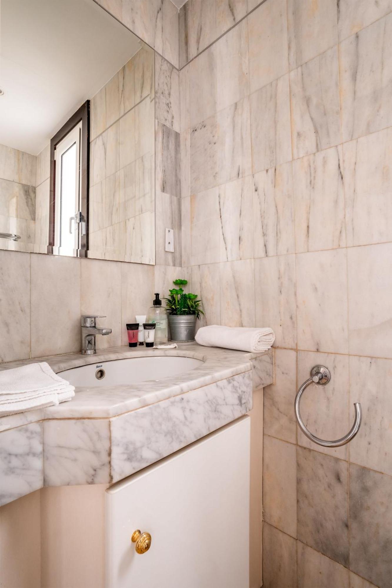 Huge And Modern 4 Bedroom Next To Paseo De Gracia Apartment