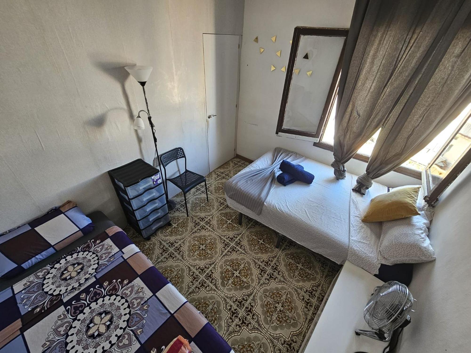 Capsule hotel Poble Sec Nino House Barcelona