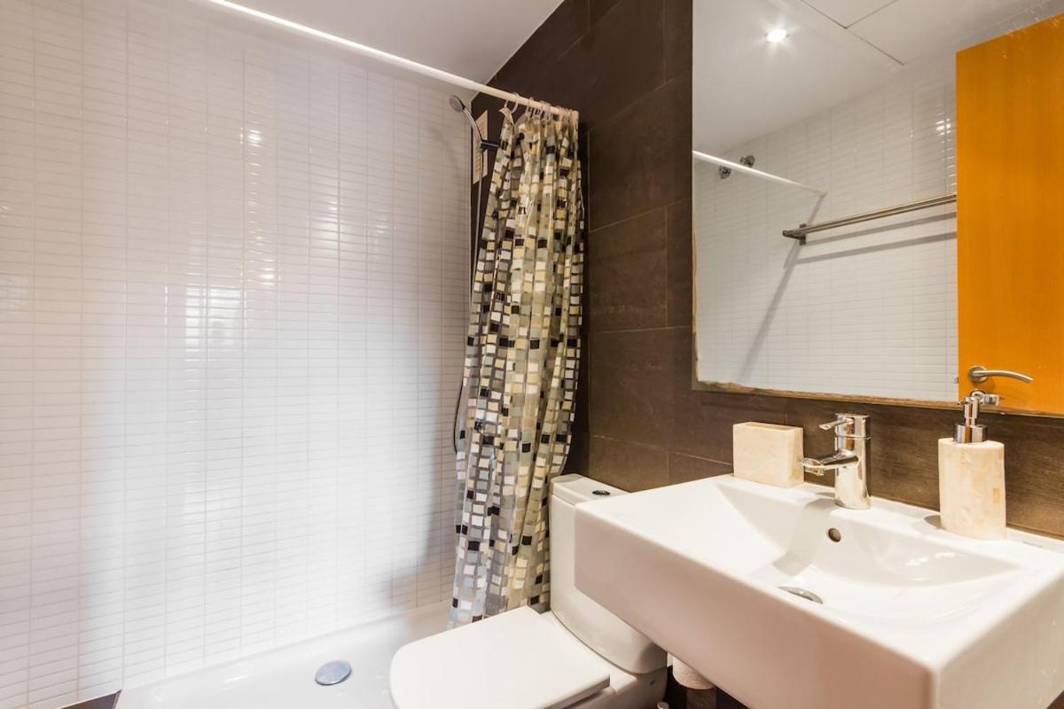 Quiet Modern 2 Bed With Balcony, Pool And Free Parking Apartment