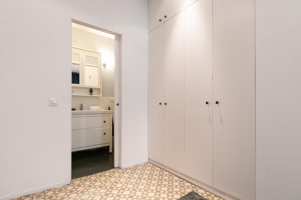 Apartment 3 Bedroom Near Las Ramblas *