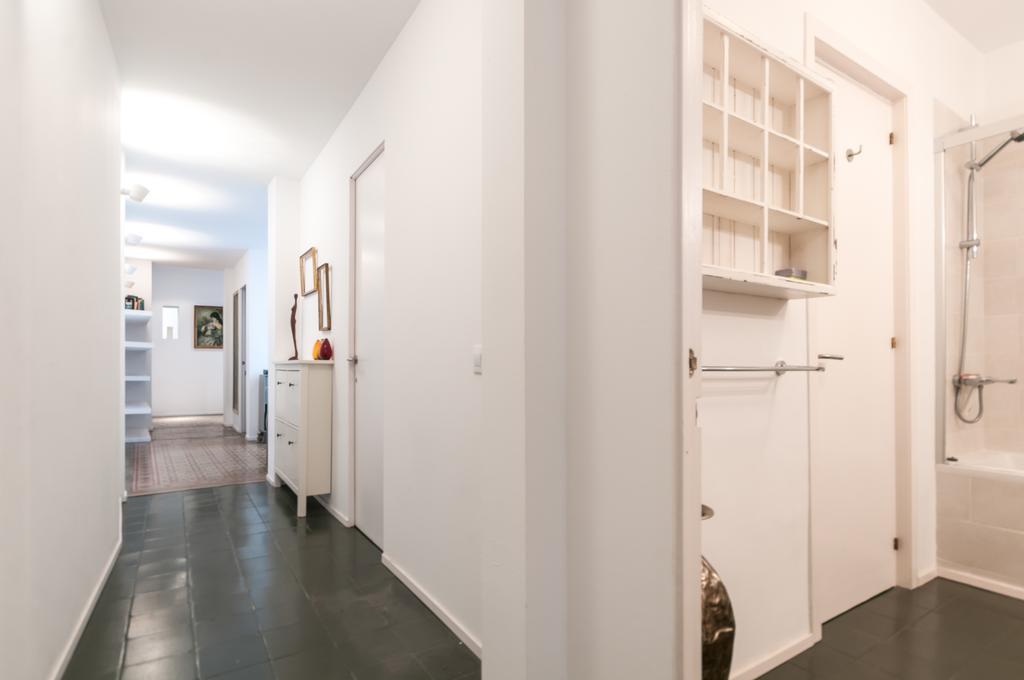 3 Bedroom Near Las Ramblas Apartment *