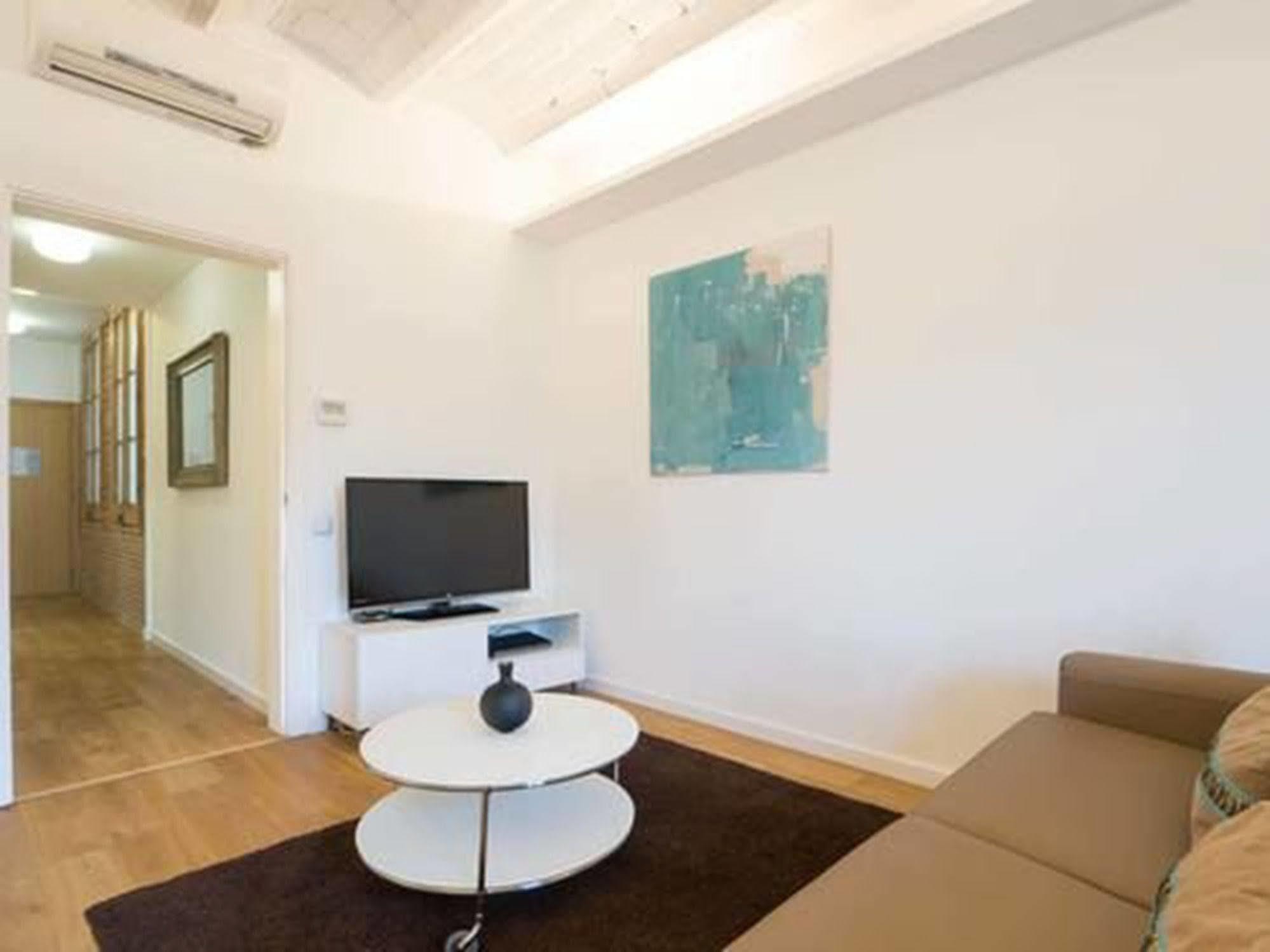 Rent Near Plaza De Catalunya Apartamento *