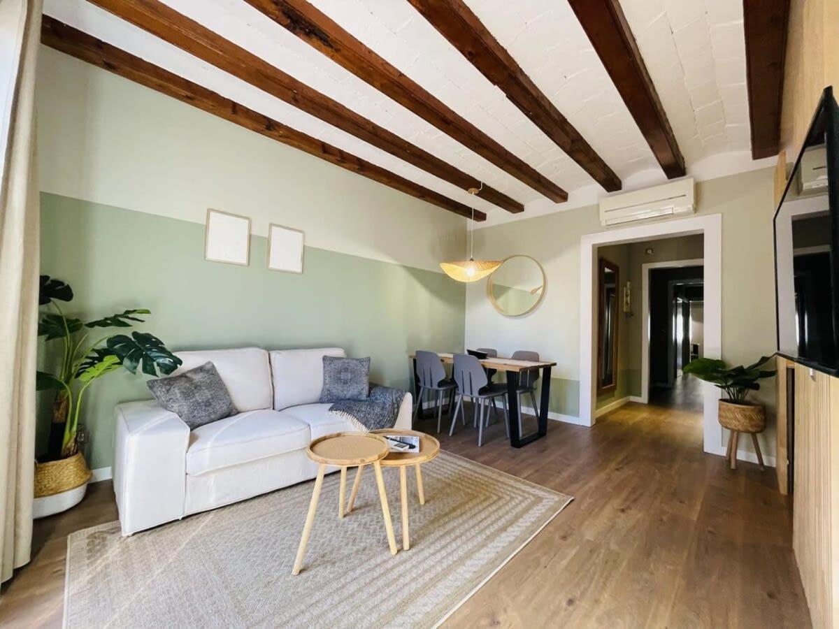 Plaza Catalunya Recently Renovated 5bd-4bth Apartamento *