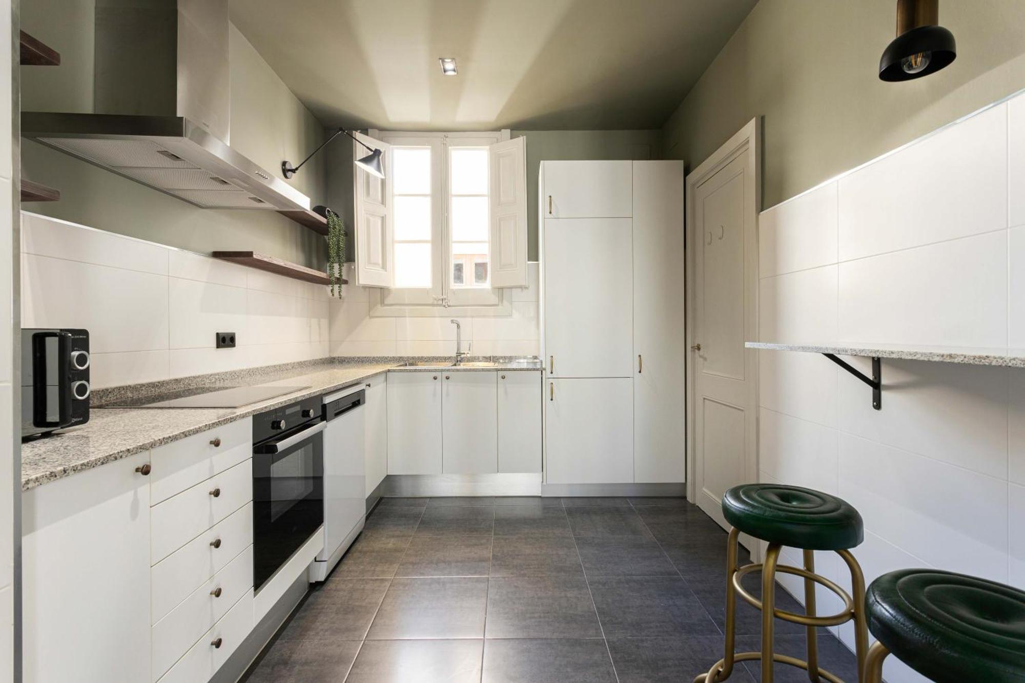 Spacious Stylish 4-bedroom Modernist Apartment *