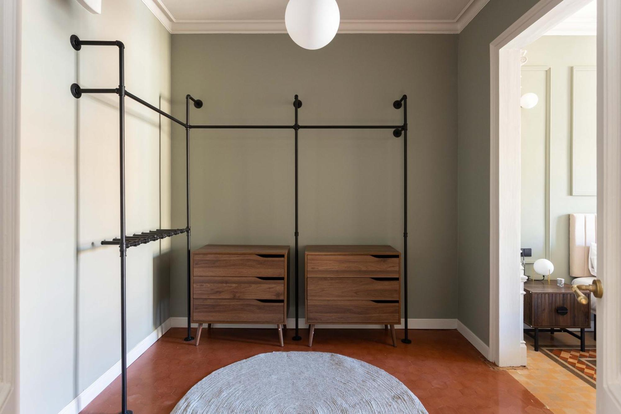 Spacious Stylish 4-bedroom Modernist Apartment