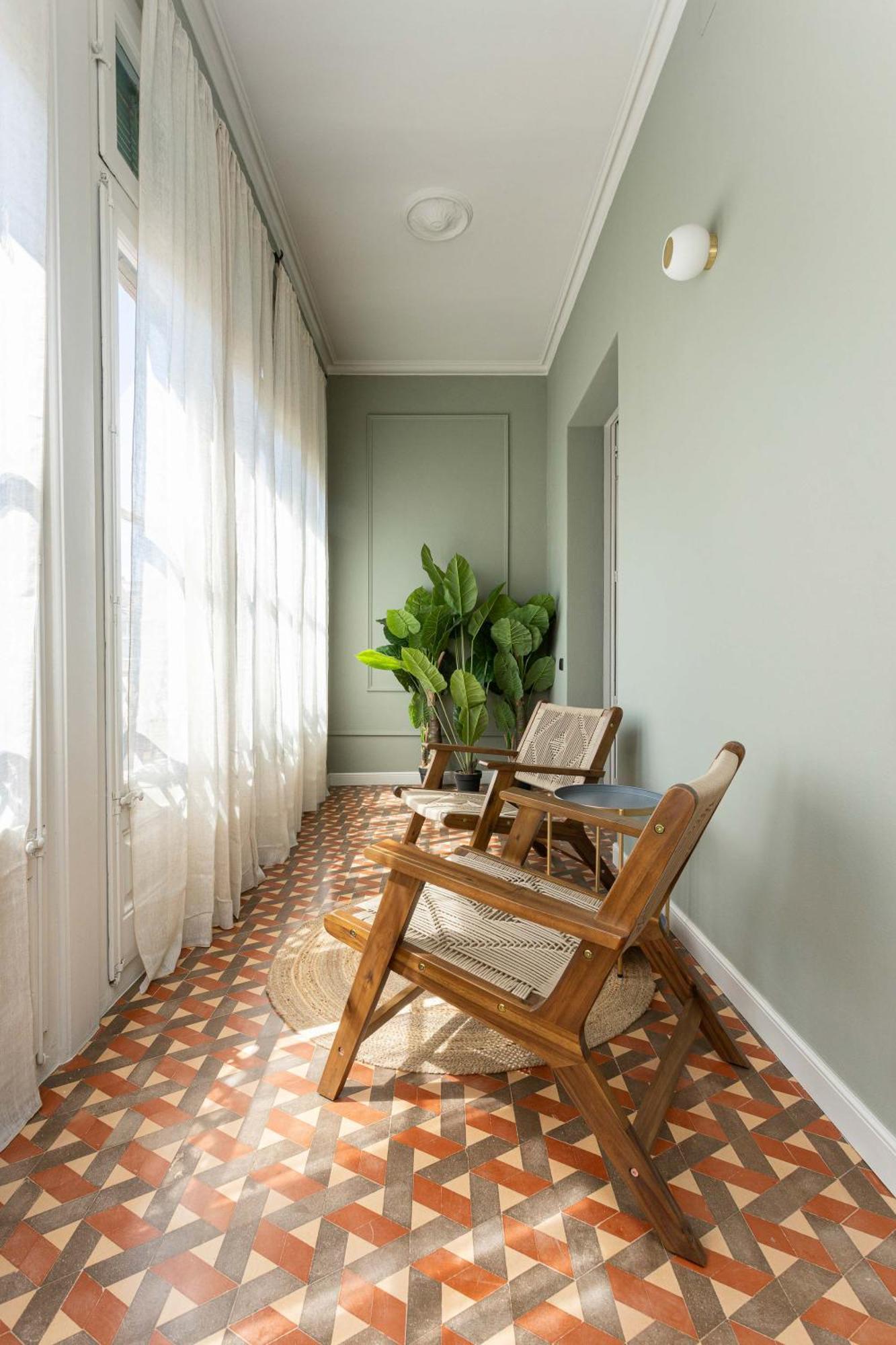Spacious Stylish 4-bedroom Modernist Apartment