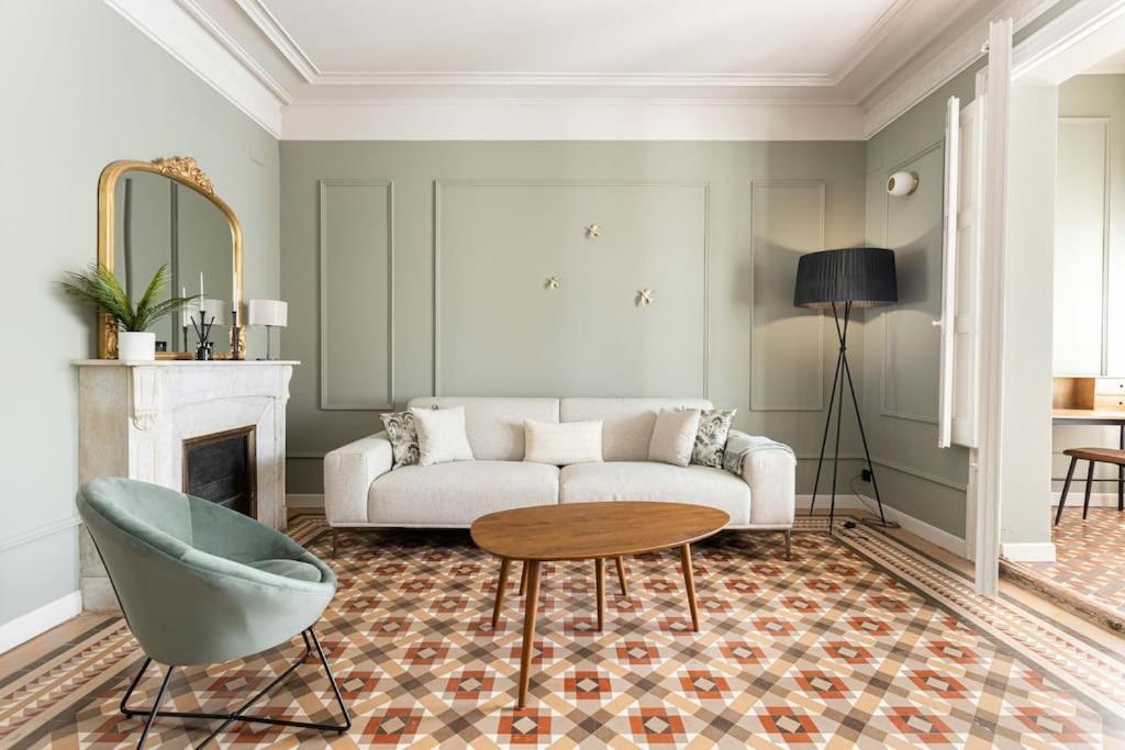 Spacious Stylish 4-bedroom Modernist Apartment *