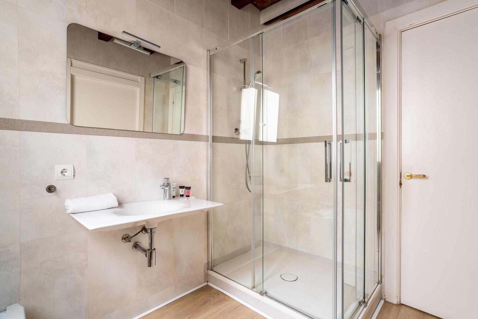 Huge And Modern 4 Bedroom Next To Paseo De Gracia Barcelona