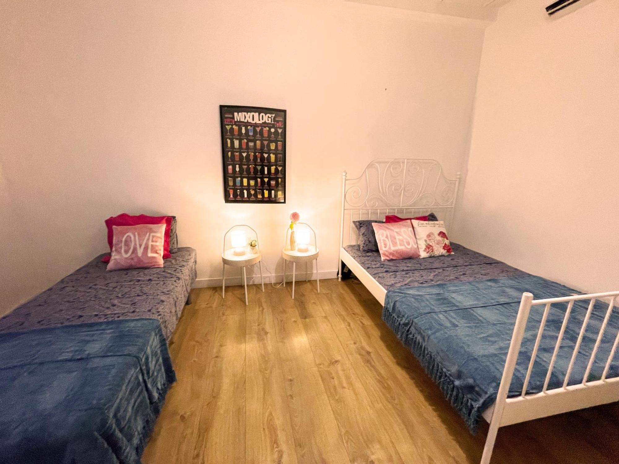 - Port Vell 1 Hostel