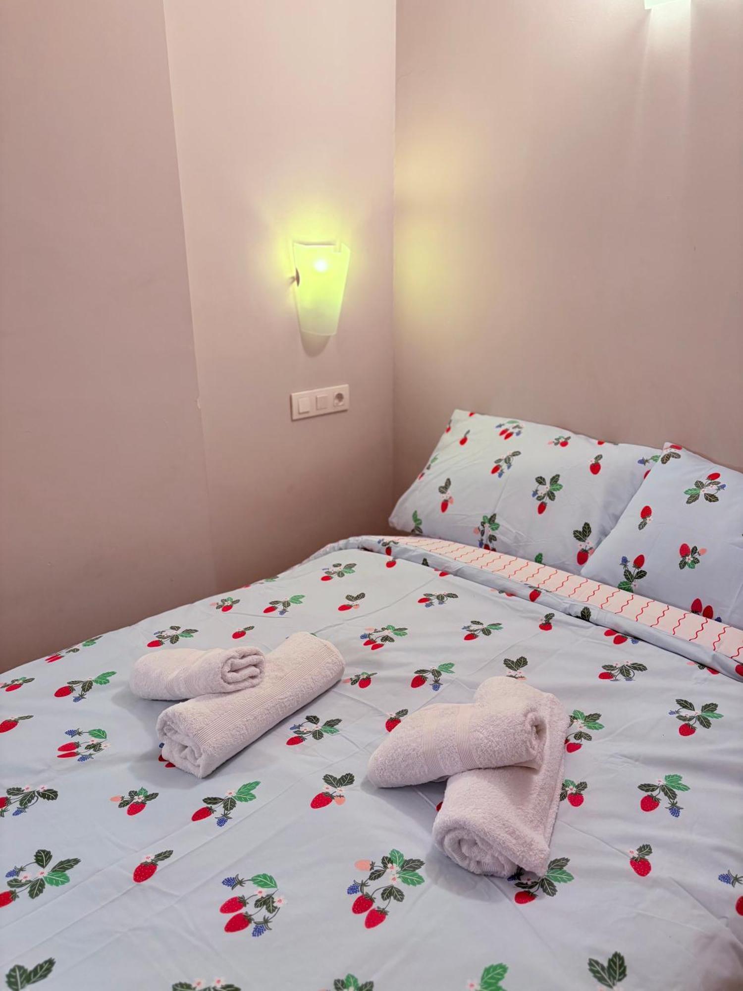 Stunning Flat For 5 People With Breakfast Included With Sagrada Familia Church View Apartment Barcelona