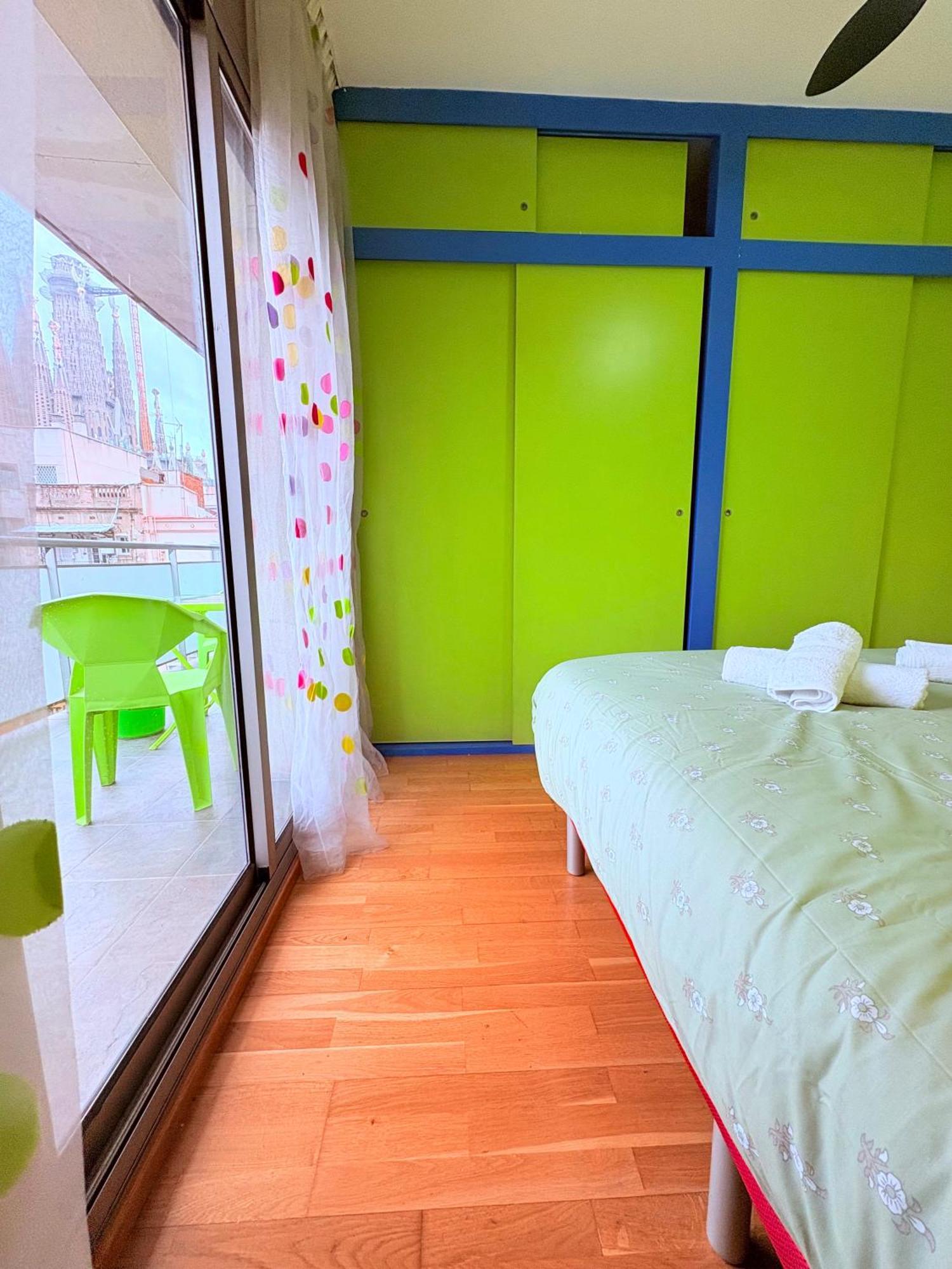 Apartment Stunning Flat For 5 People With Breakfast Included With Sagrada Familia Church View