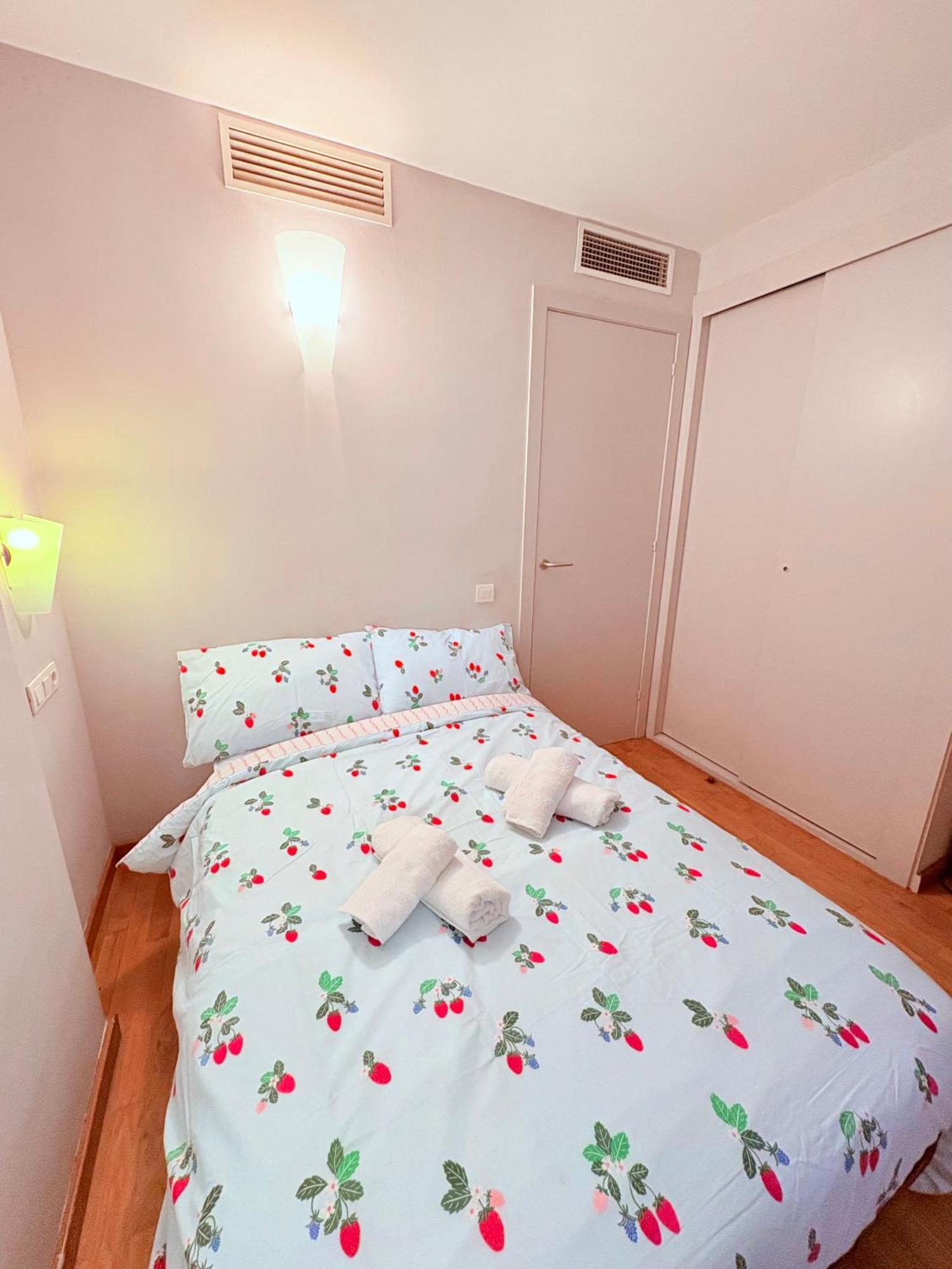 Stunning Flat For 5 People With Breakfast Included With Sagrada Familia Church View * Barcelona