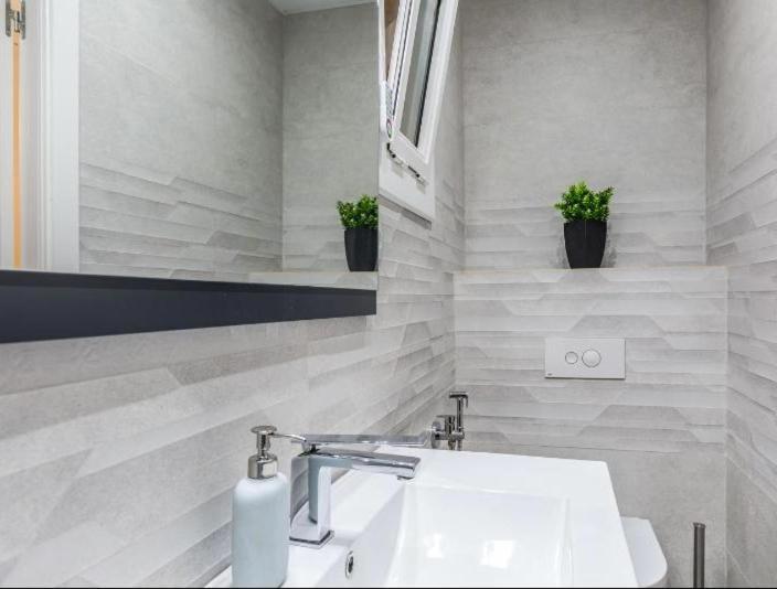 Nice, Cozy, Up To 6, Fcb Stadium, Free Parking Apartment Barcelona