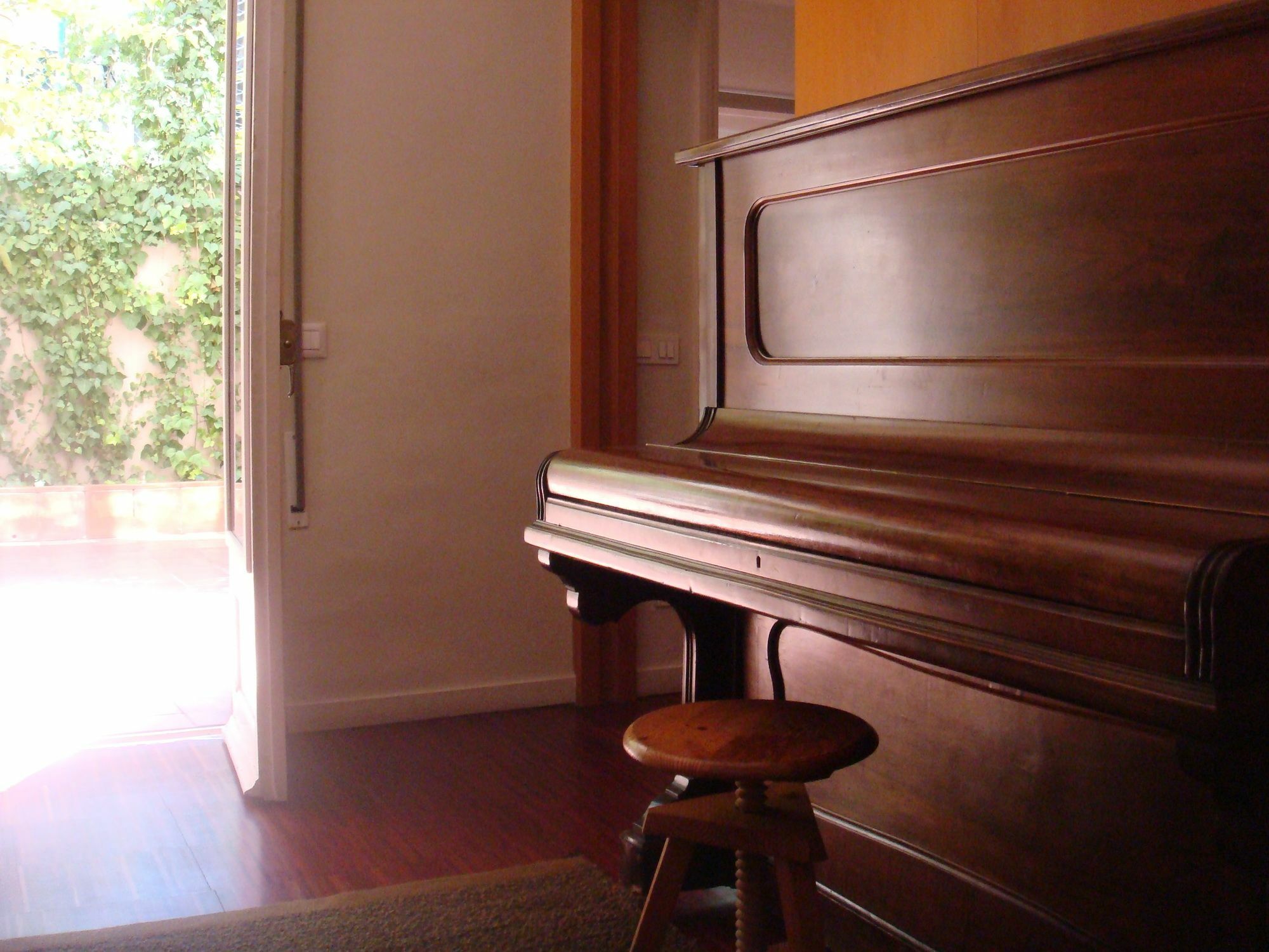 Suitur Courtyard Apartment Barcelona