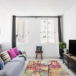 Bright & Stylish Flat In Trendy Grcia