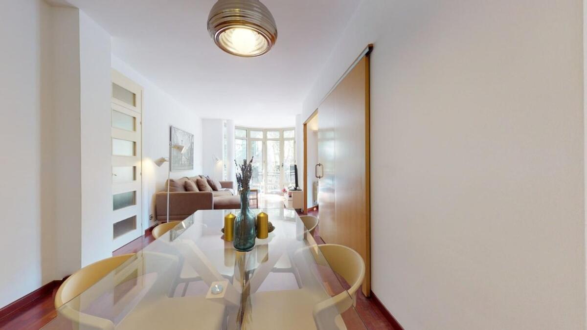 Modern And Bright Three-bedroom In Eixample Apartment