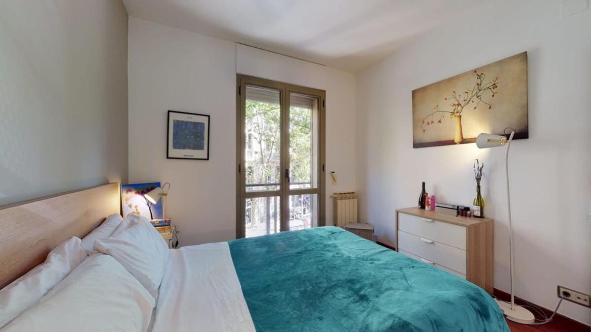 Modern And Bright Three-bedroom In Eixample Apartment *