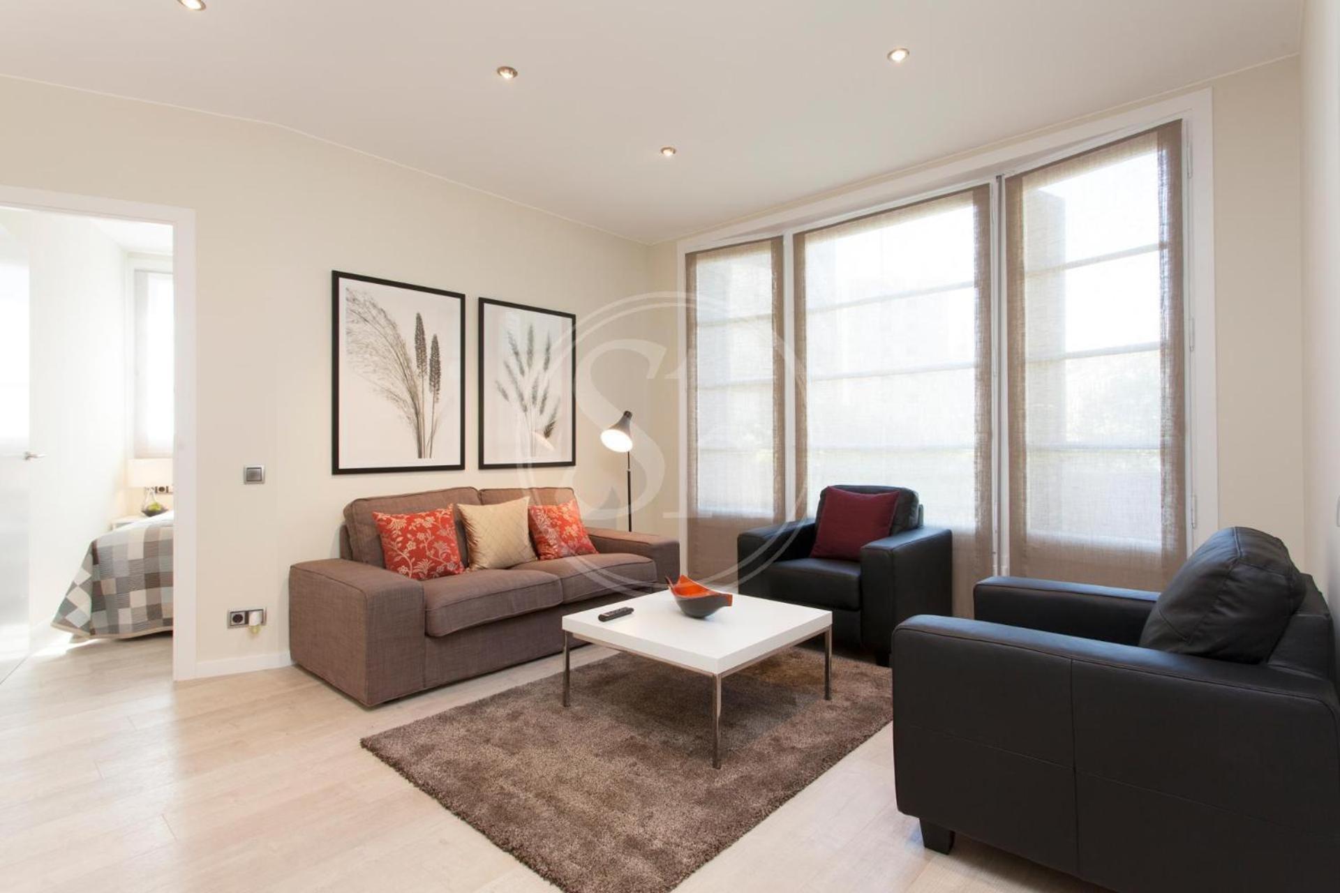Familiar En Avenida Gaudi Apartamento
