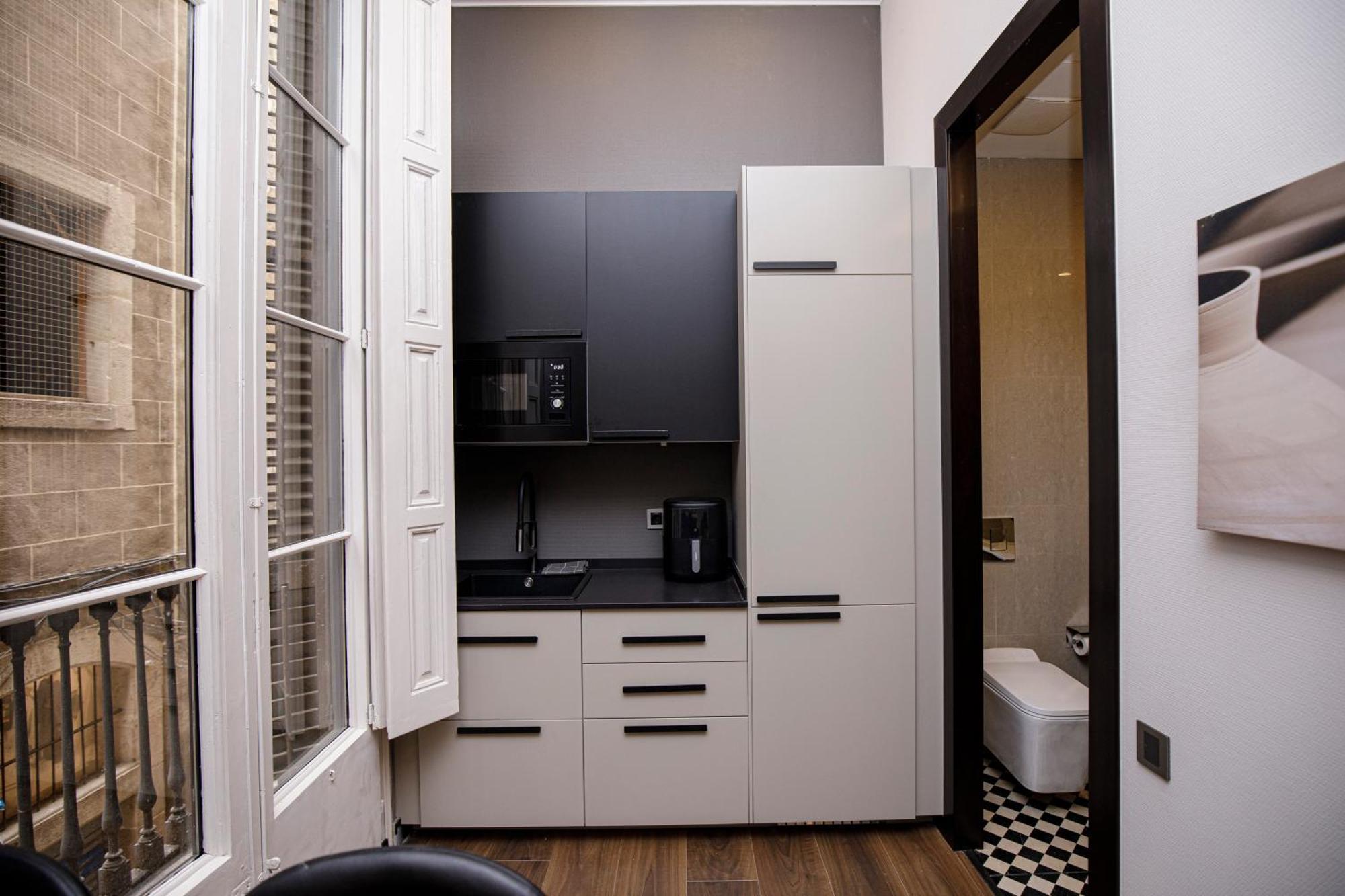 Apartment Beautiful Cosy Modern ,19th Century Building *
