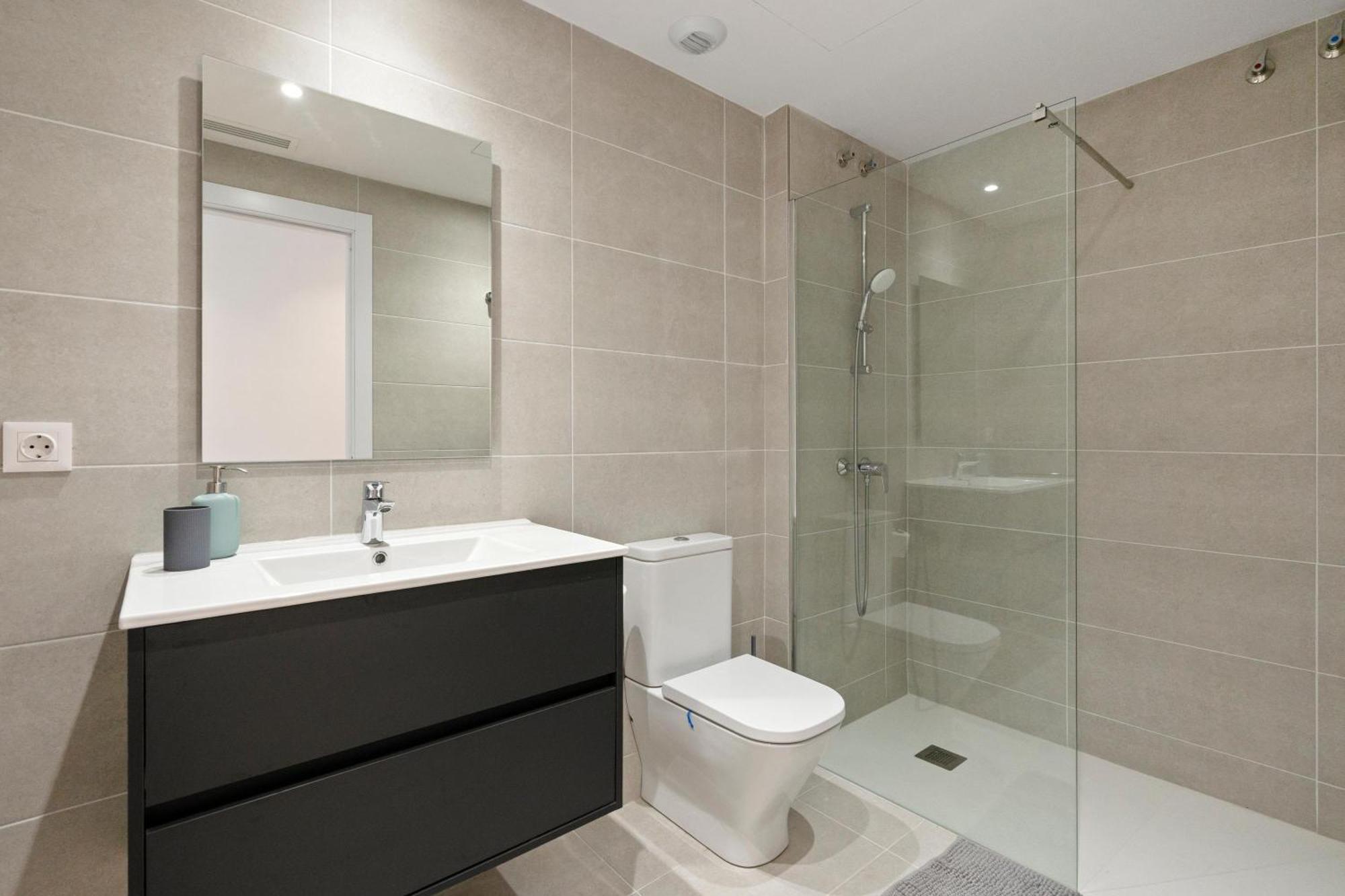 Modern Oasis 1br With Rooftop Pools & Parking Apartment Barcelona