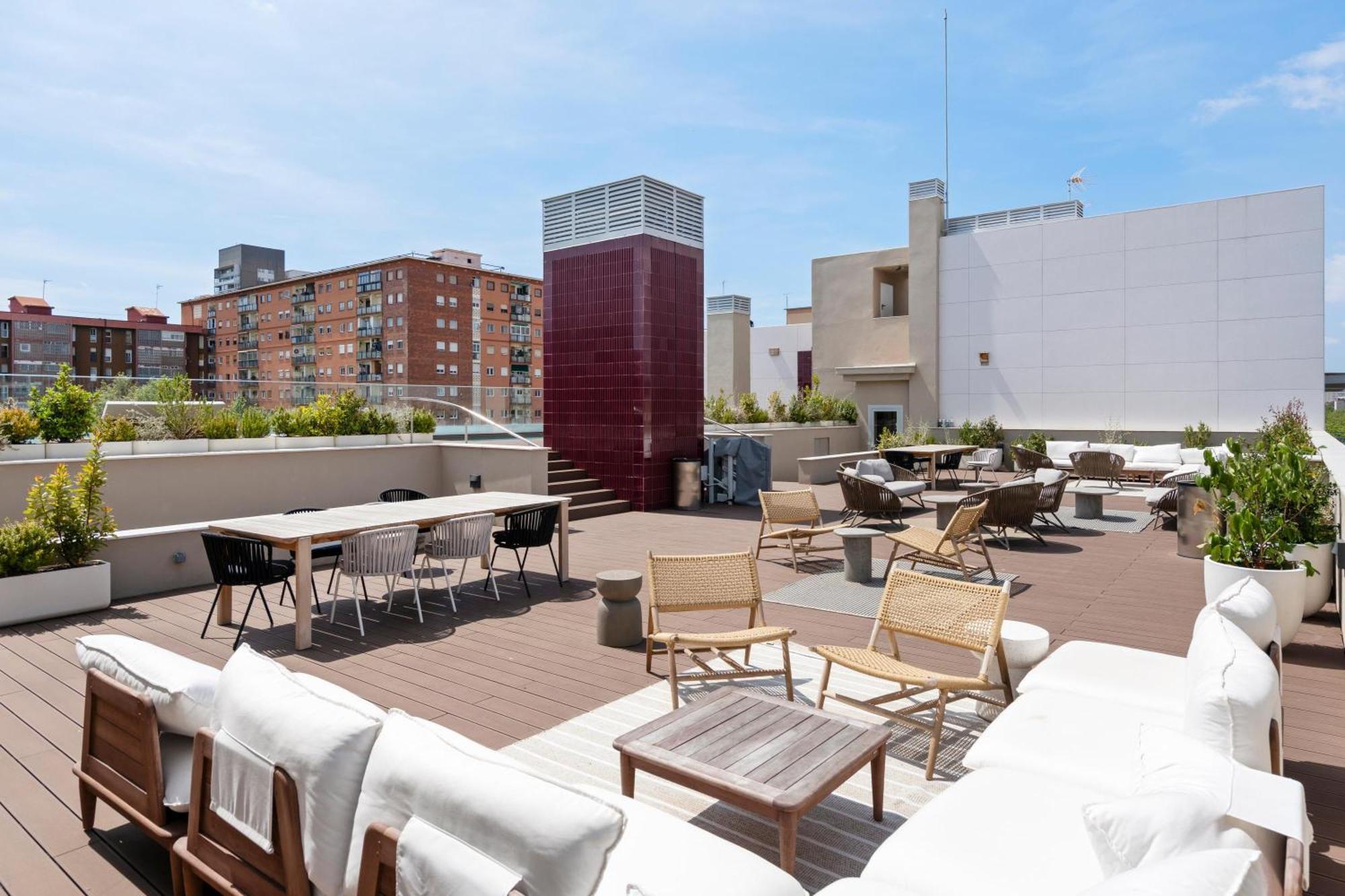 Modern Oasis 1br With Rooftop Pools & Parking Apartment