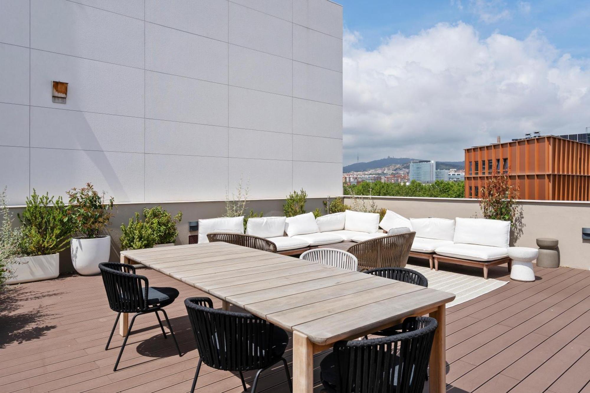 Apartment Modern Oasis 1br With Rooftop Pools & Parking *