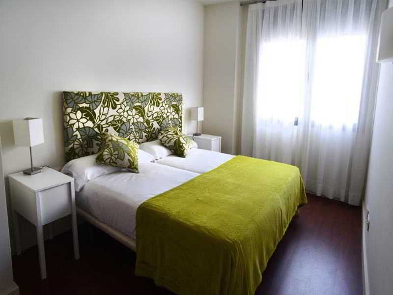 Diagonal Magnolia Apartment *