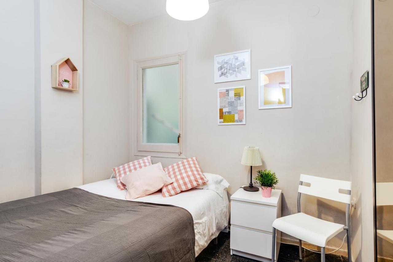 Spacious 4 Bedroom Fira Bcn & Camp Nou Apartment *