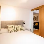 E3Val1048 - Newly Decorated Flat Closed To The Cent
