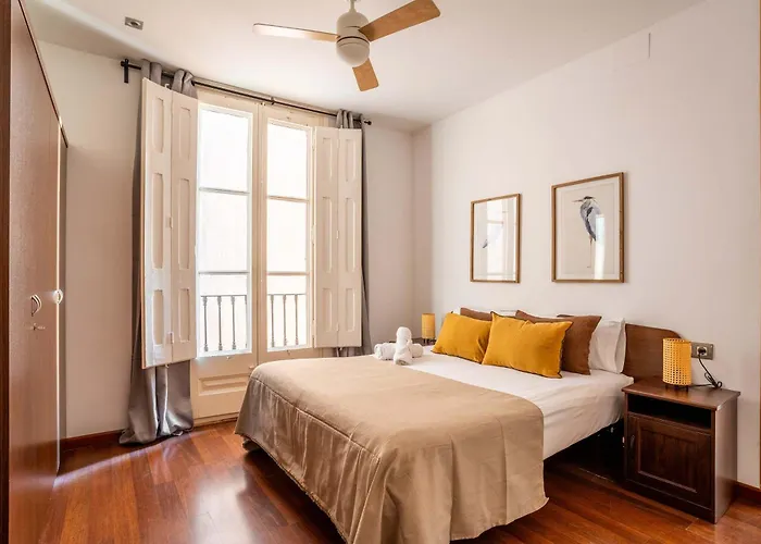 Plaza Urquinaona 3-Bedroom Suite