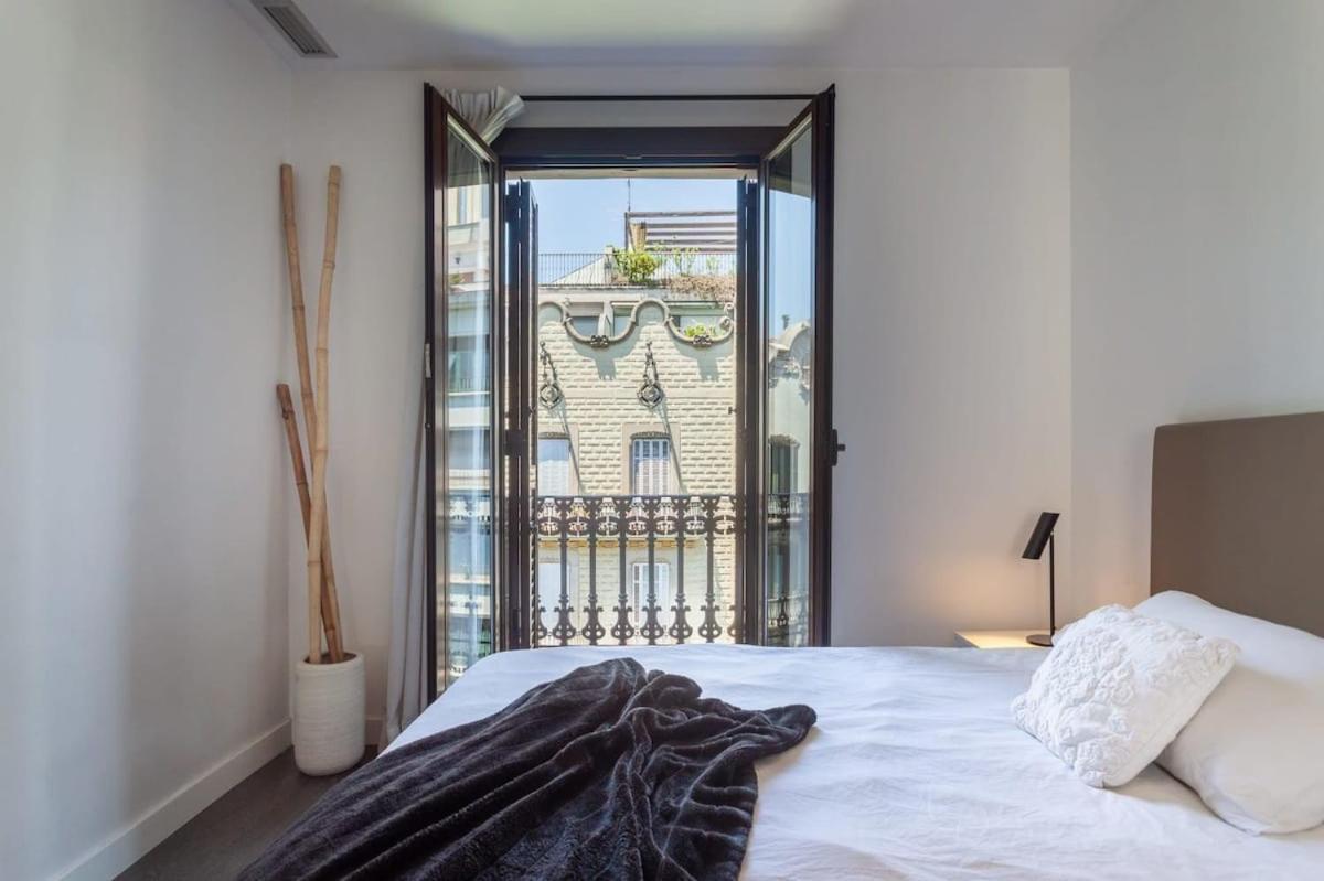 Apartment 3-bedroom Penthouse With Terrace In Eixample