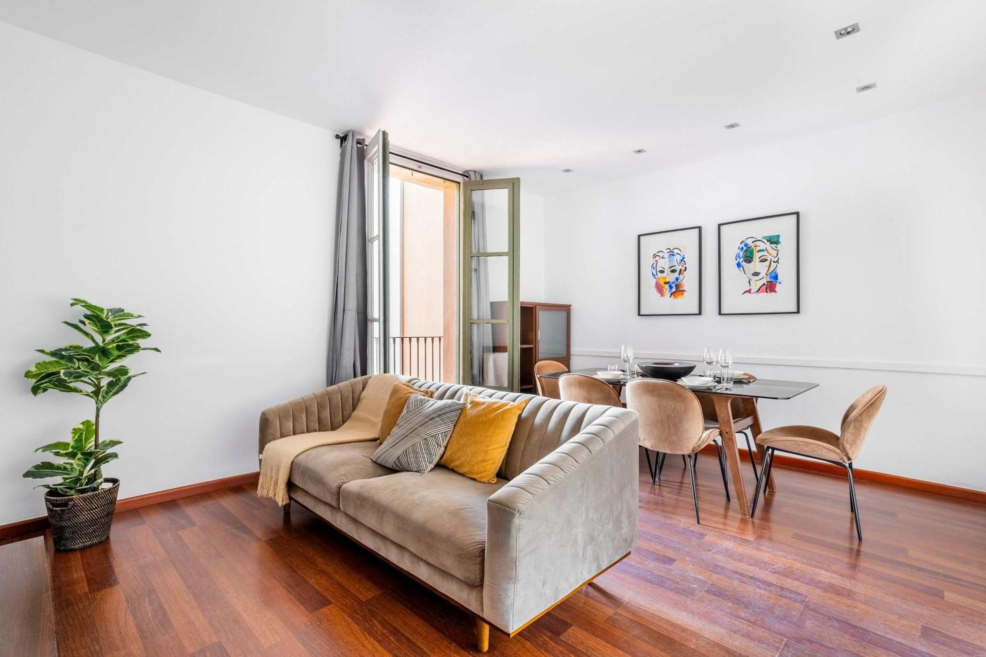 Plaza Urquinaona 3-bedroom Apartment *