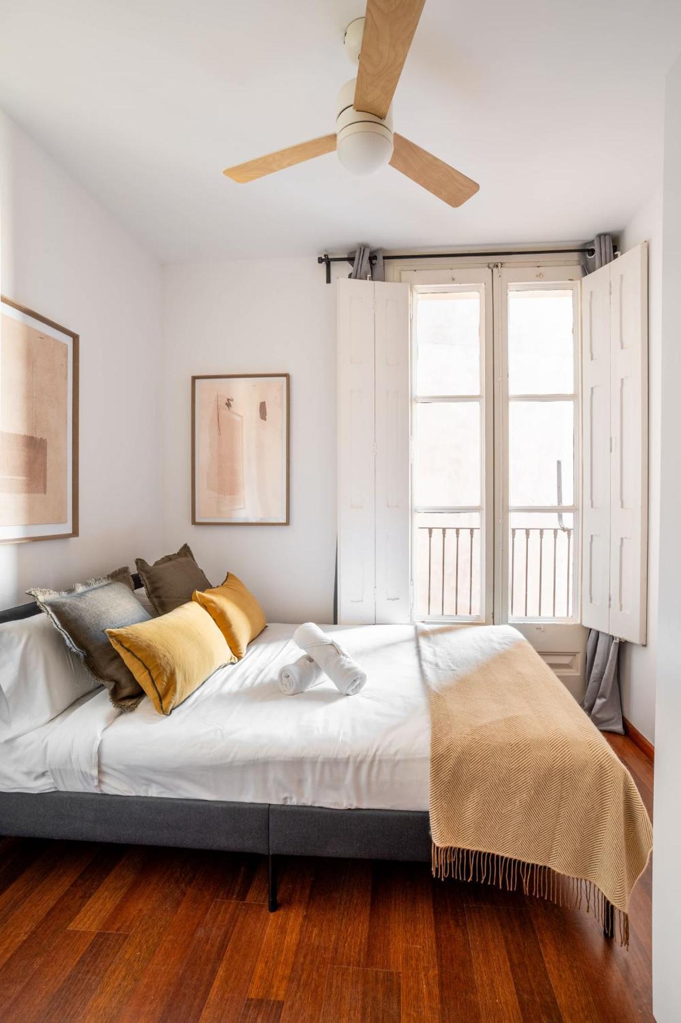 Plaza Urquinaona 3-bedroom * Barcelona
