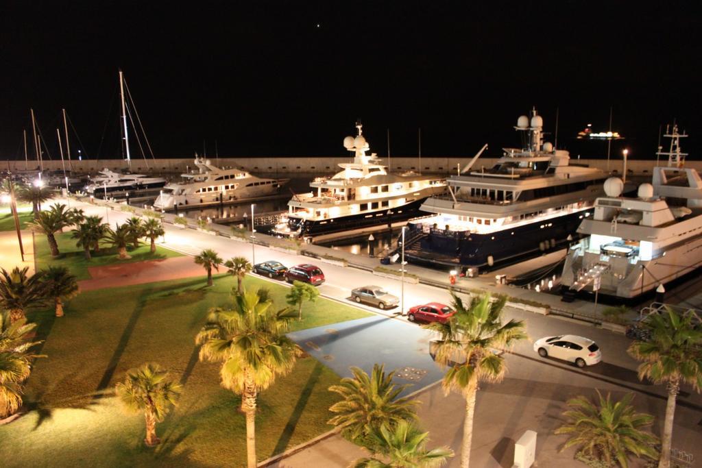 Botel Port Forum Boat - Glamping Experience